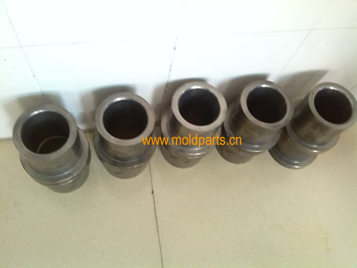 東莞大翔模具配件有限公司專業(yè)生產(chǎn)壓鑄模澆口套，壓鑄模澆口套的材質(zhì)、熱處理、硬度、標(biāo)準(zhǔn)、型號(hào)等詳情說明和介紹，您可以通過本頁(yè)面下單留言或者發(fā)送詢/報(bào)價(jià)