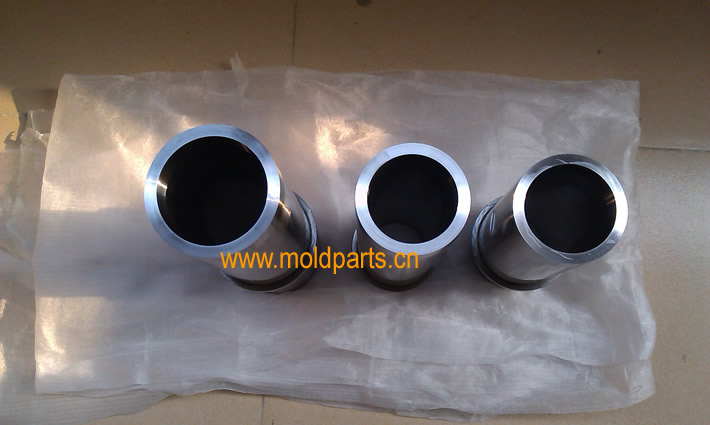 東莞大翔模具配件有限公司專(zhuān)業(yè)生產(chǎn)擠料筒，擠料筒的材質(zhì)、熱處理、硬度、標(biāo)準(zhǔn)、型號(hào)等詳情說(shuō)明和介紹，您可以通過(guò)本頁(yè)面下單留言或者發(fā)送詢(xún)/報(bào)價(jià)