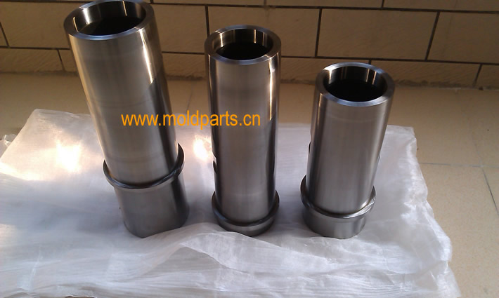 東莞大翔模具配件有限公司專(zhuān)業(yè)生產(chǎn)擠料筒，擠料筒的材質(zhì)、熱處理、硬度、標(biāo)準(zhǔn)、型號(hào)等詳情說(shuō)明和介紹，您可以通過(guò)本頁(yè)面下單留言或者發(fā)送詢(xún)/報(bào)價(jià)